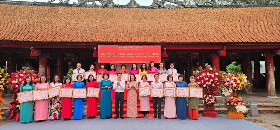 Các trường trên địa bàn quận Đống Đa đón nhận khen thưởng về việc thành tích tiêu biểu trong phong trào giáo viên dạy giỏi, nhân viên nuôi dưỡng giỏi năm học 2023 - 2024. Các trường trên địa bàn quận Đống Đa đón nhận khen thưởng về việc thành tích tiêu biểu trong phong trào giáo viên dạy giỏi, nhân viên nuôi dưỡng giỏi năm học 2023 - 2024.