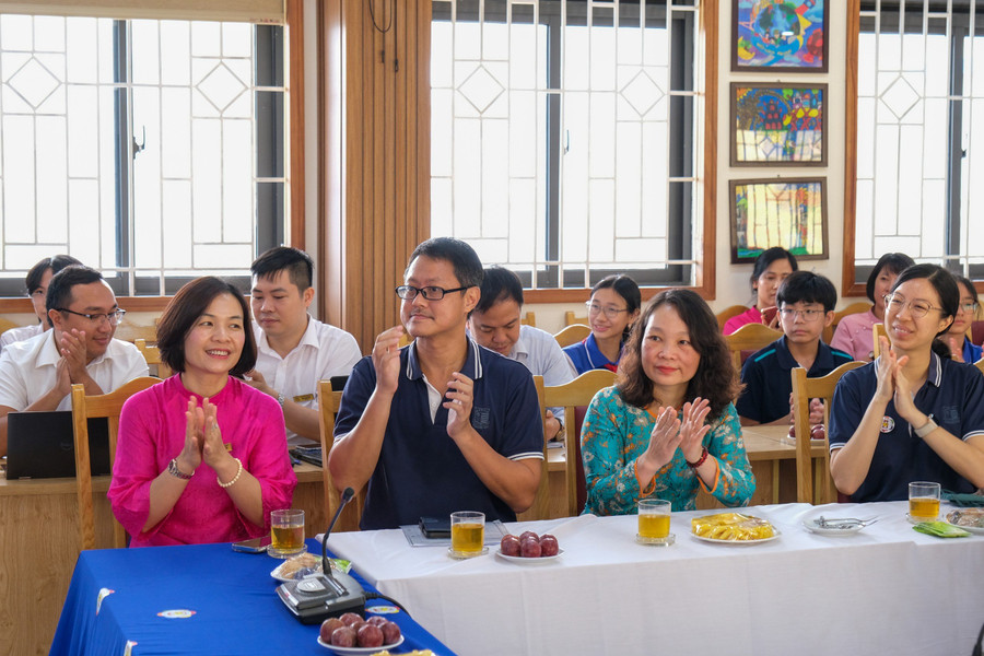 Đại diện hai nhà trường và đại biểu dự buổi giao lưu. Đại diện hai nhà trường và đại biểu dự buổi giao lưu.