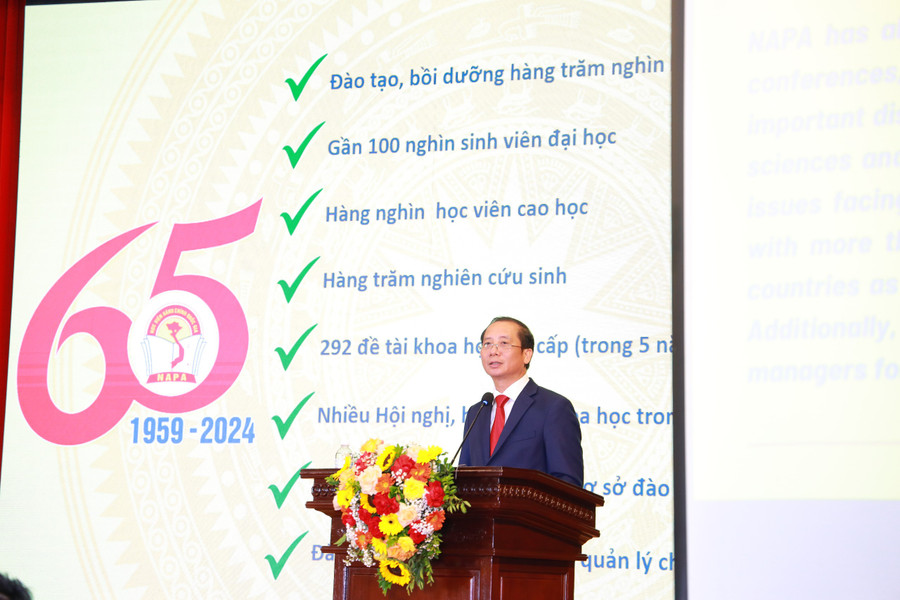 PGS. TS Nguyễn Bá Chiến, Giám đốc Học viện Hành chính Quốc gia phát biểu. PGS. TS Nguyễn Bá Chiến, Giám đốc Học viện Hành chính Quốc gia phát biểu.
