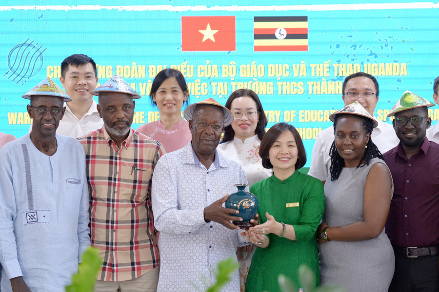 Đại diện Trường THCS Thành Công tặng quà và chụp ảnh lưu niệm với đoàn Bộ Giáo dục và Thể thao Uganda.