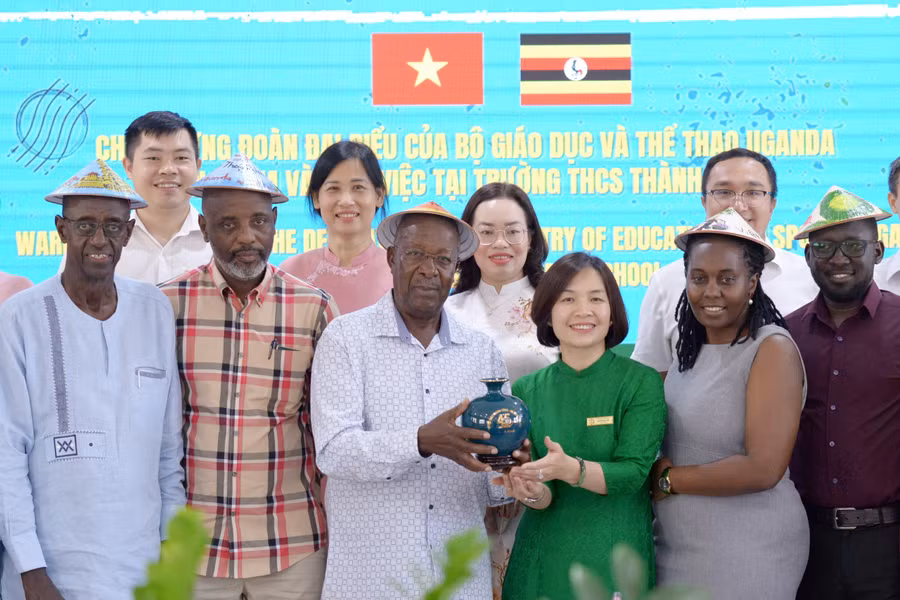 Đại diện Trường THCS Thành Công tặng quà và chụp ảnh lưu niệm với đoàn Bộ Giáo dục và Thể thao Uganda.