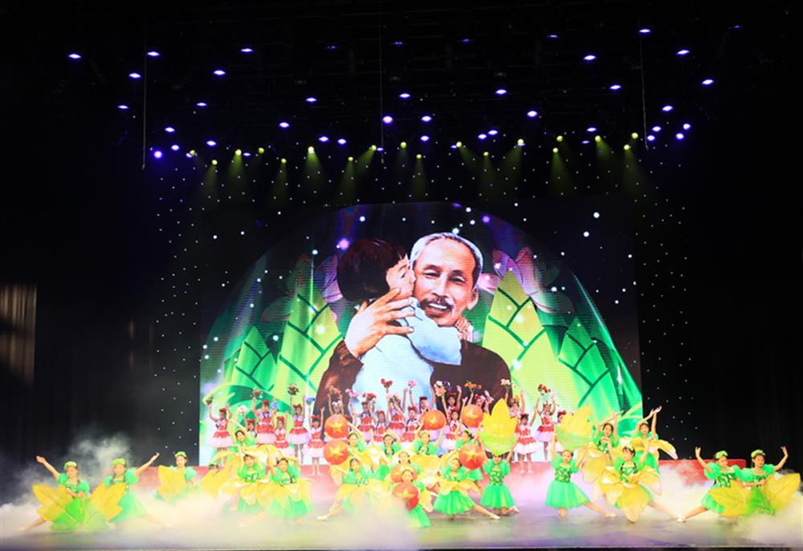 Văn nghệ tại buổi gặp mặt, tuyên dương.