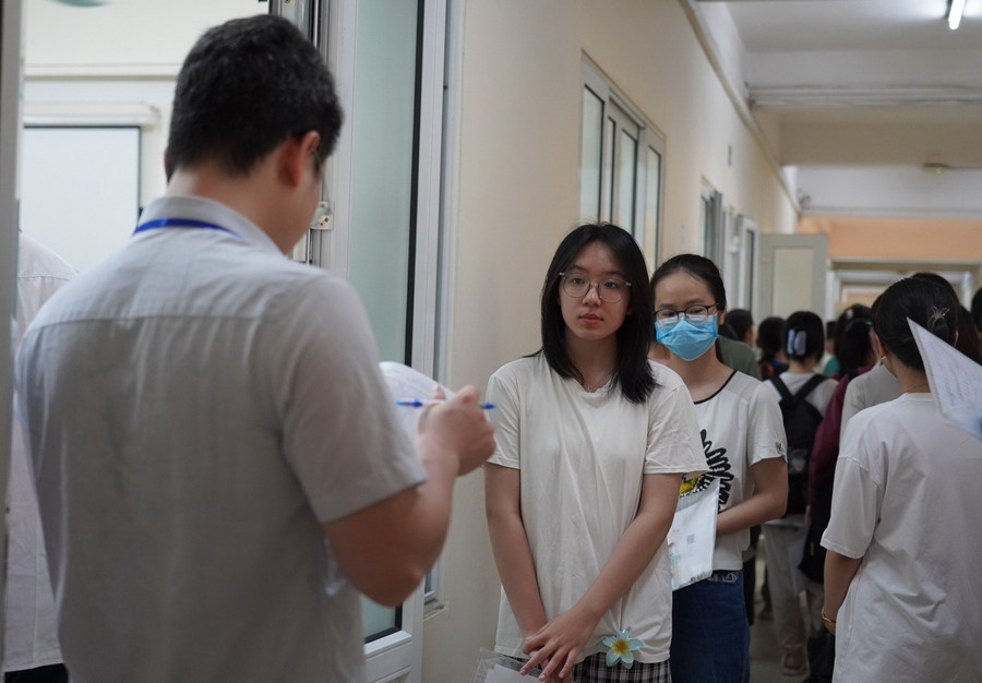 Giám thị gọi thí sinh vào phòng thi.