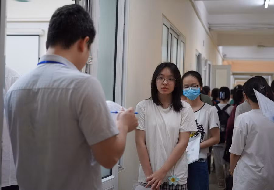 Giám thị gọi thí sinh vào phòng thi.