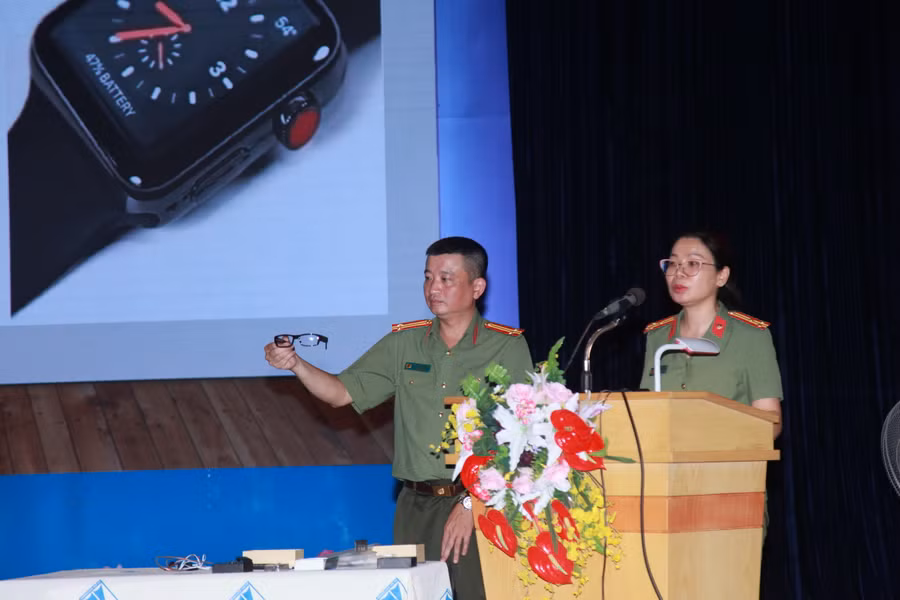 Công an thành phố thông tin về chiếc kính mắt có tích hợp camera và bộ thu phát tín hiệu.