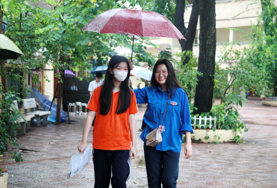 Vì là buổi thi cuối, lực lượng thanh niên tình nguyện càng nhiệt tình và cổ vũ thí sinh mạnh mẽ hơn, mong các em nỗ lực hết mình để làm hết các yêu cầu của đề thi.