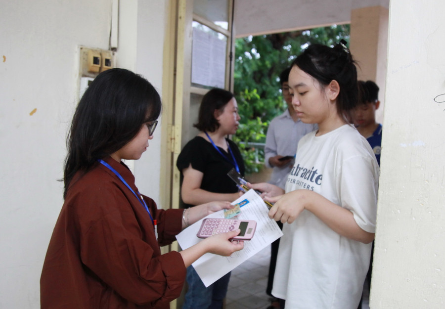 Giám thị gọi thí sinh vào phòng thi.