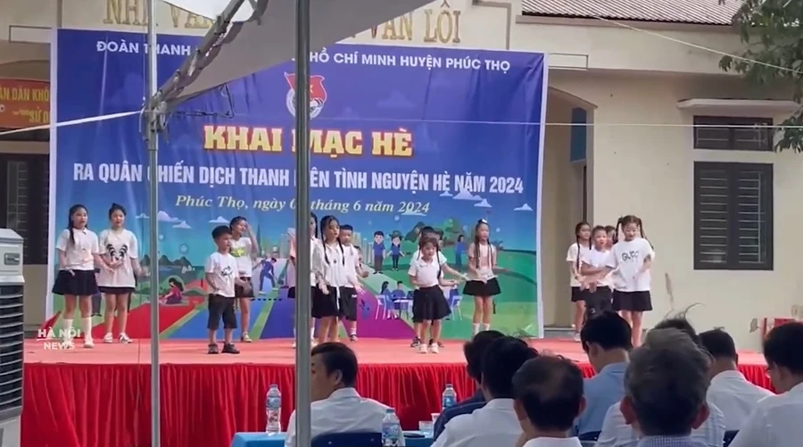 Các học sinh biểu diễn văn nghệ tại chương trình Khai mạc Hè trước thời điểm xảy ra sự cố.