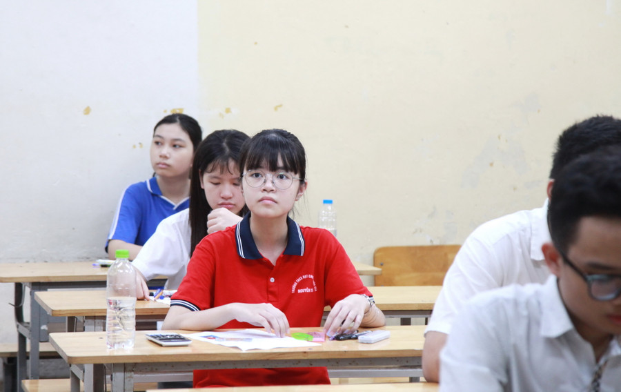 Thí sinh tự tin trước giờ làm bài thi. Sau khi kết thúc bài thi môn Toán, thí sinh cũng hoàn tất kỳ thi lớp 10 THPT công lập không chuyên năm học 2024 - 2025.