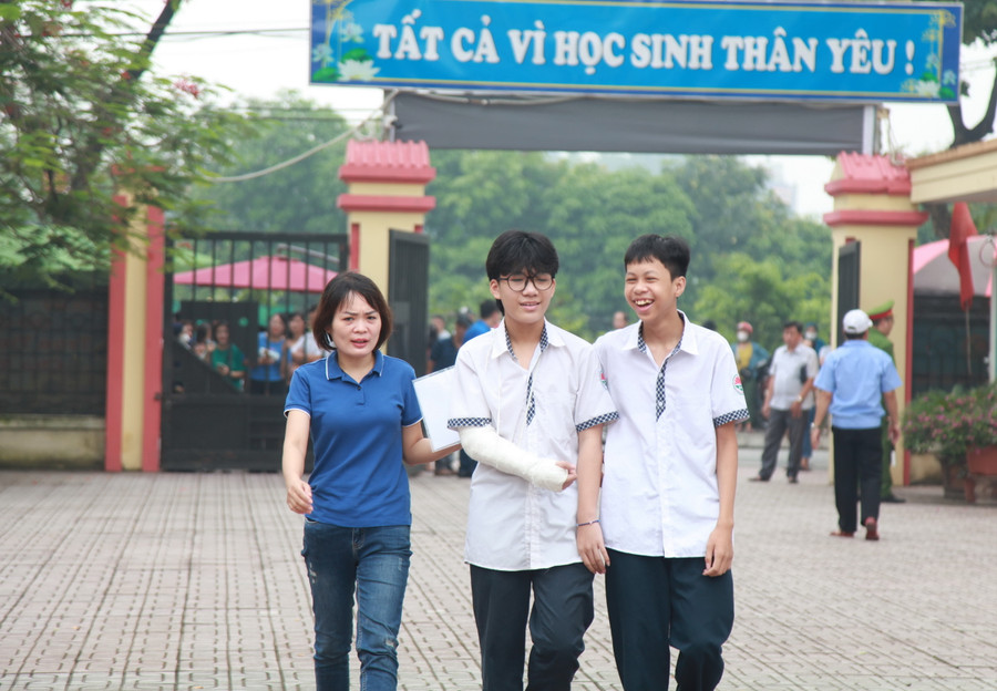 Niềm vui của thí sinh &quot;đặc biệt&quot; tại điểm thi Trường THCS Trần Phú (quận Hoàng Mai). Do gặp tai nạn, gãy tay trước kì thi nên em không thể viết được bài thi và phải nhờ học sinh lớp 8 cùng trường hỗ trợ chép bài.