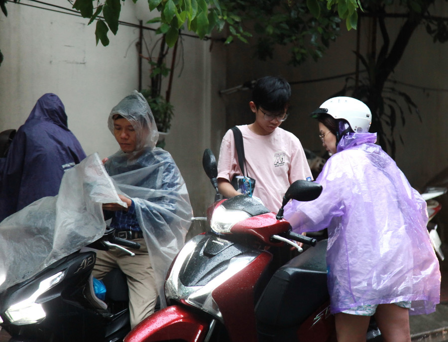 Chủ động đến điểm thi sớm, thái độ tự tin, vui vẻ là trạng thái của các thí sinh tham dự buổi thi môn toán sáng nay.