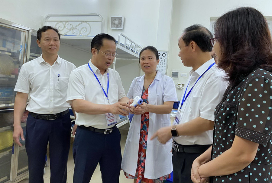 Đoàn công tác kiểm tra phòng y tế. Đoàn công tác kiểm tra phòng y tế.