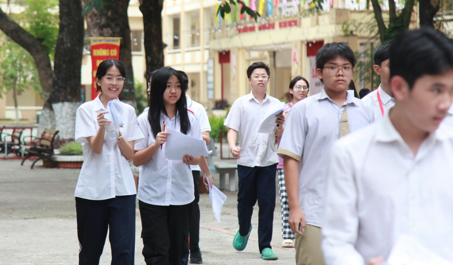 Nhiều thí sinh rời phòng thi trong tâm trạng phấn khởi vì làm tốt bài thi.