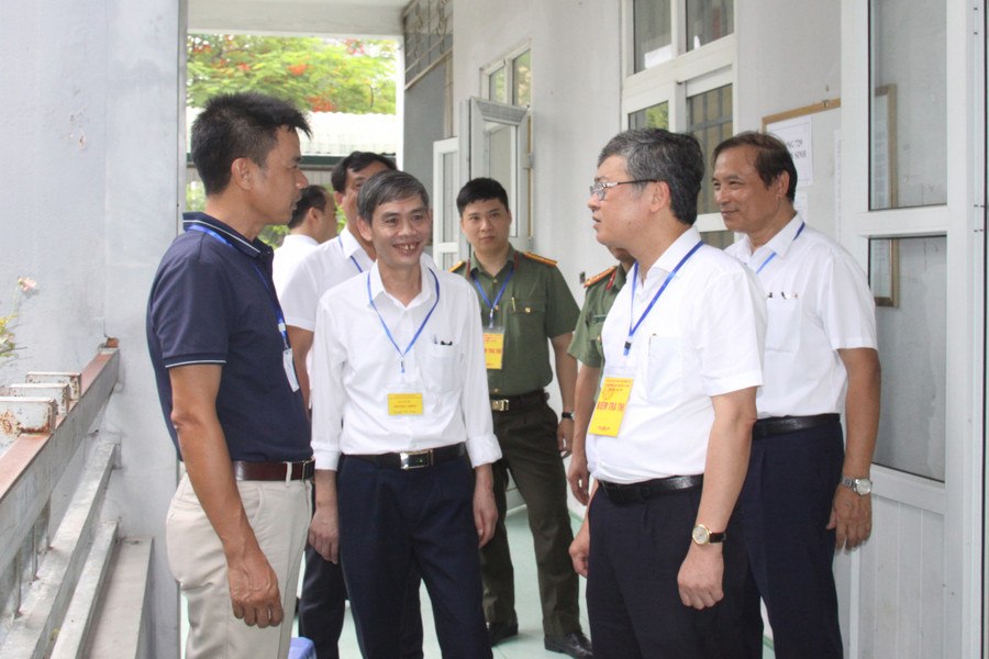 Lãnh đạo tỉnh Hưng Yên kiểm tra công tác tổ chức coi thi. Lãnh đạo tỉnh Hưng Yên kiểm tra công tác tổ chức coi thi.