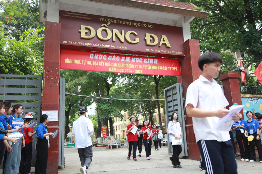 Chiều 8/6, gần 106.000 thí sinh trên địa bàn Hà Nội đã hoàn thành bài thi môn Ngoại ngữ, môn thi thứ hai của kỳ thi tuyển sinh lớp 10 trung học phổ thông năm học 2024-2025.