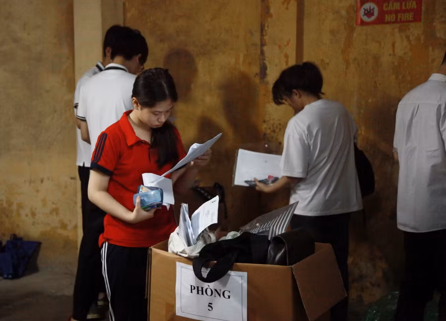 Điểm thi Trường THPT Lê Quý Đôn chuẩn bị chu đáo khu vực để đồ dùng cho thí sinh.