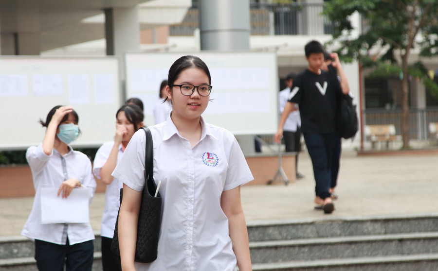 Thí sinh Nguyễn Phương Anh khá tự tin với bài thi của mình: &quot;Môn Văn năm nay không quá khó. Em đã chuẩn bị kỹ cho kỳ thi nên em làm bài khá tốt”.