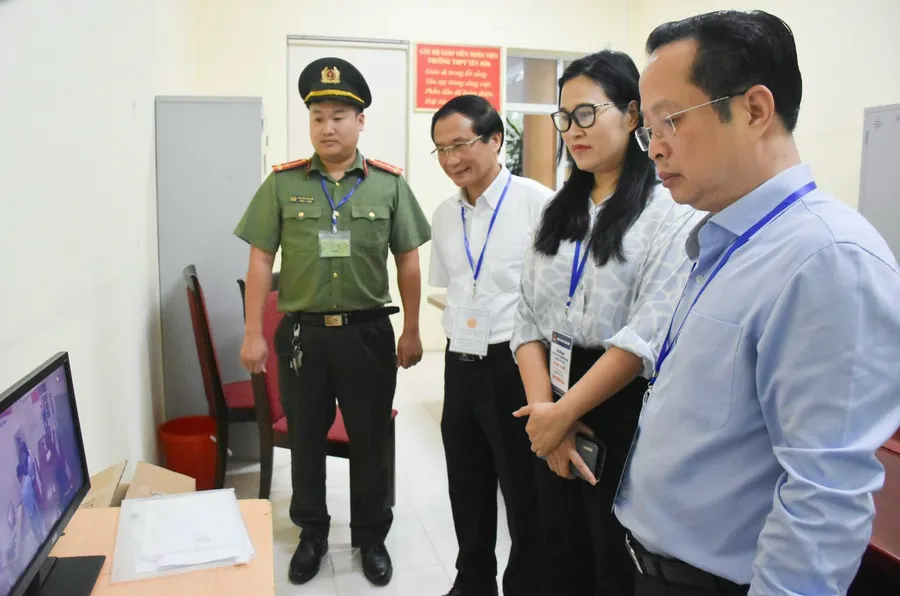 Giám đốc Sở GD&ĐT Hà Nội kiểm tra hệ thống camera an ninh tại điểm thi Trường THPT Yên Hòa, quận Cầu Giấy.
