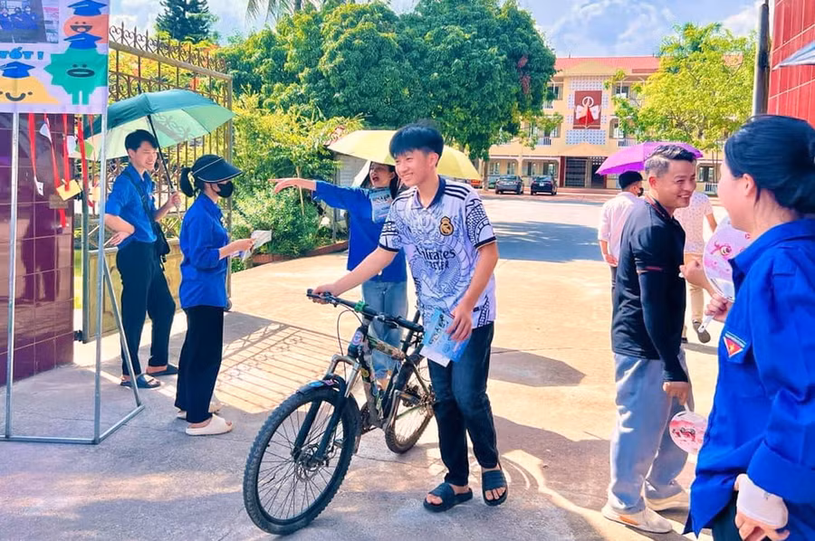 Học sinh hoàn thành bài thi chiều 4/6 tại điểm thi Trường THPT Khoái Châu.