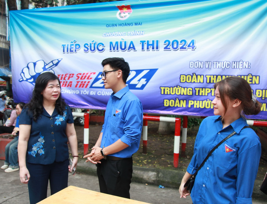 Trưởng phòng GD&amp;ĐT quận Hoàng Mai thăm hỏi, động viên các bạn sinh viên tình nguyện.