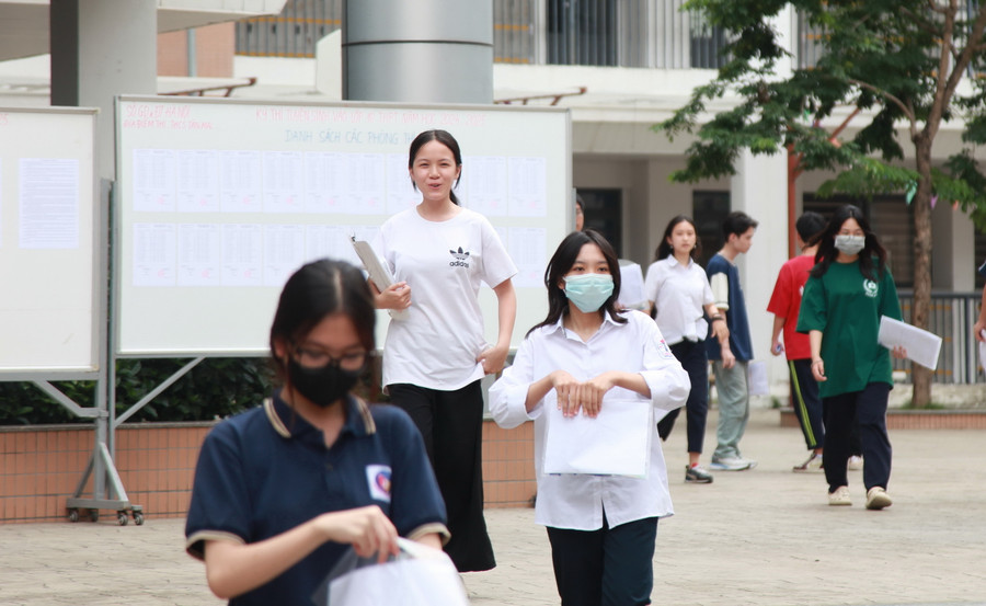 Thí sinh rời phòng thi với tâm trạng khác nhau, nhưng đều cho biết đã phần nào nhẹ nhõm vì hoàn thành 1/3 số môn của kỳ thi.