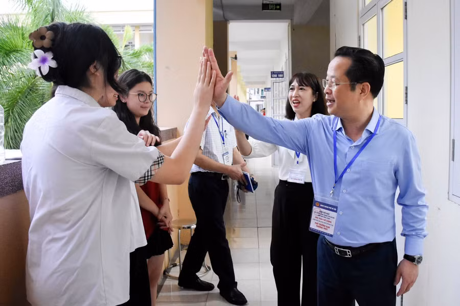 Giám đốc Sở GD&ĐT Hà Nội Trần Thế Cương động viên các thí sinh trước giờ làm bài thi môn Toán.