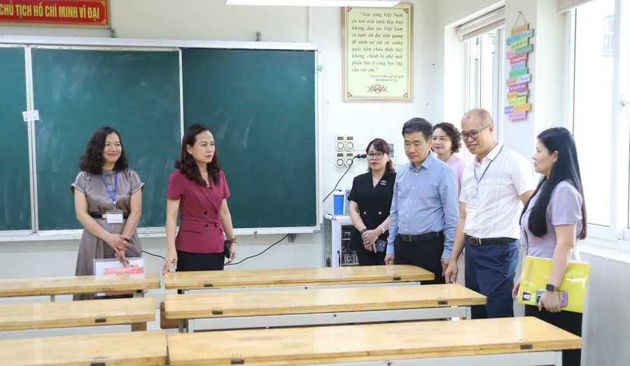 Phòng thi tại điểm thi trường THCS Nguyễn Du sạch sẽ, thoáng mát với hệ thống điện, đèn, quạt đầy đủ. Phòng thi tại điểm thi trường THCS Nguyễn Du sạch sẽ, thoáng mát với hệ thống điện, đèn, quạt đầy đủ.