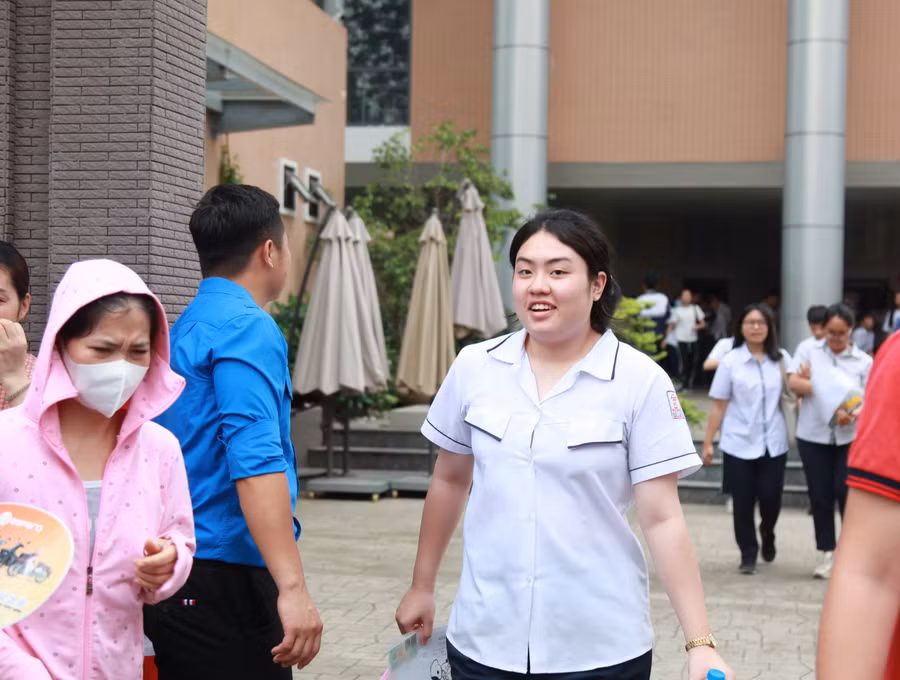 Hơn 10h ngày 8/6, khoảng 105.000 thí sinh tham gia thi tuyển vào lớp 10 ở Hà Nội đã đã hoàn thành môn thi Ngữ văn.