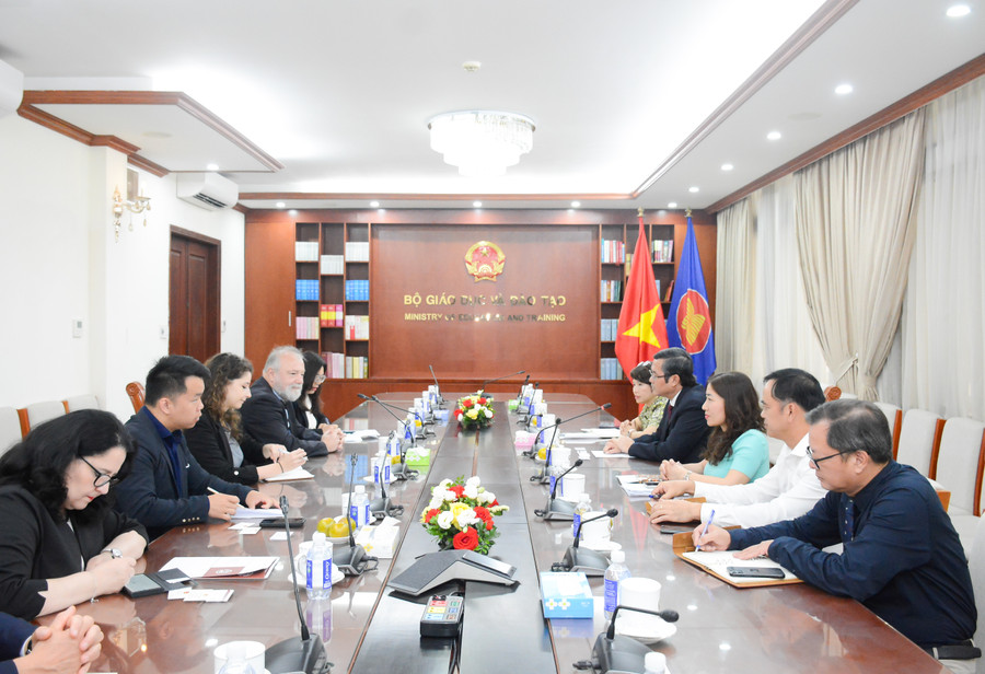 Quang cảnh buổi làm việc. Quang cảnh buổi làm việc.