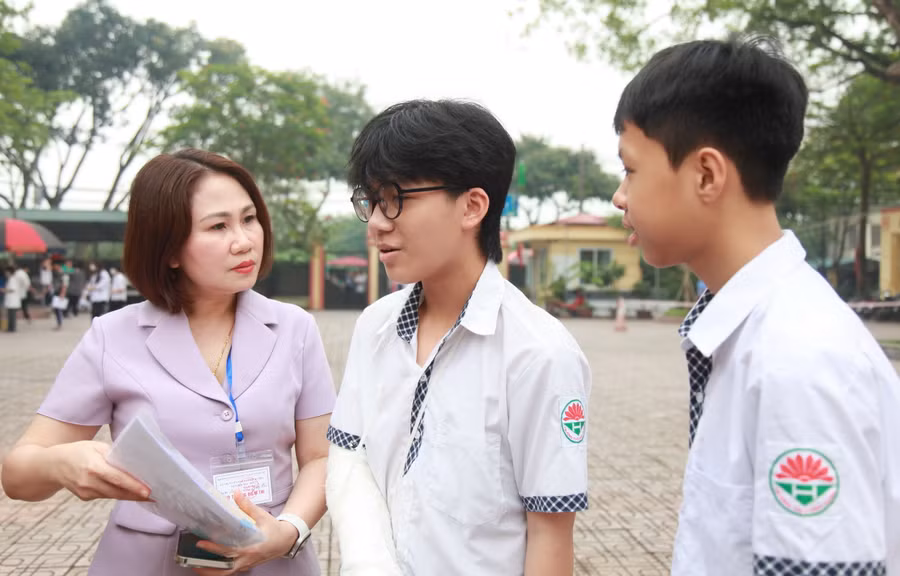 Lãnh đạo điểm thi thăm hỏi, hỗ trợ các thí sinh.