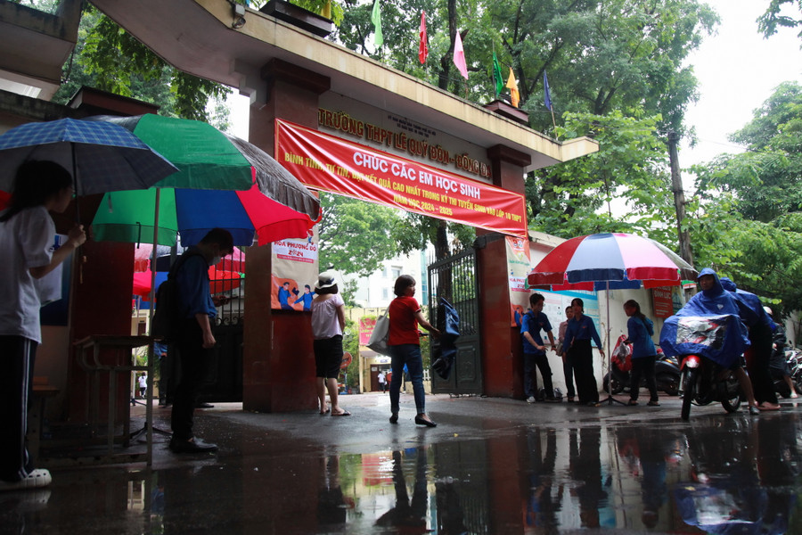 Sáng 9/6, gần 106.000 thí sinh làm bài thi Toán, môn thi cuối cùng của kỳ thi lớp 10 thành phố Hà Nội năm học 2024 - 2025. Từ 6h sáng, các thí sinh đã có mặt tại địa điểm thi.