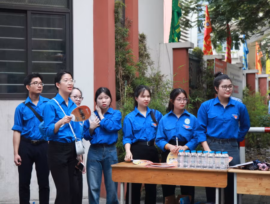 Lực lượng thanh niên tình nguyện sẵn sàng hỗ trợ thí sinh.