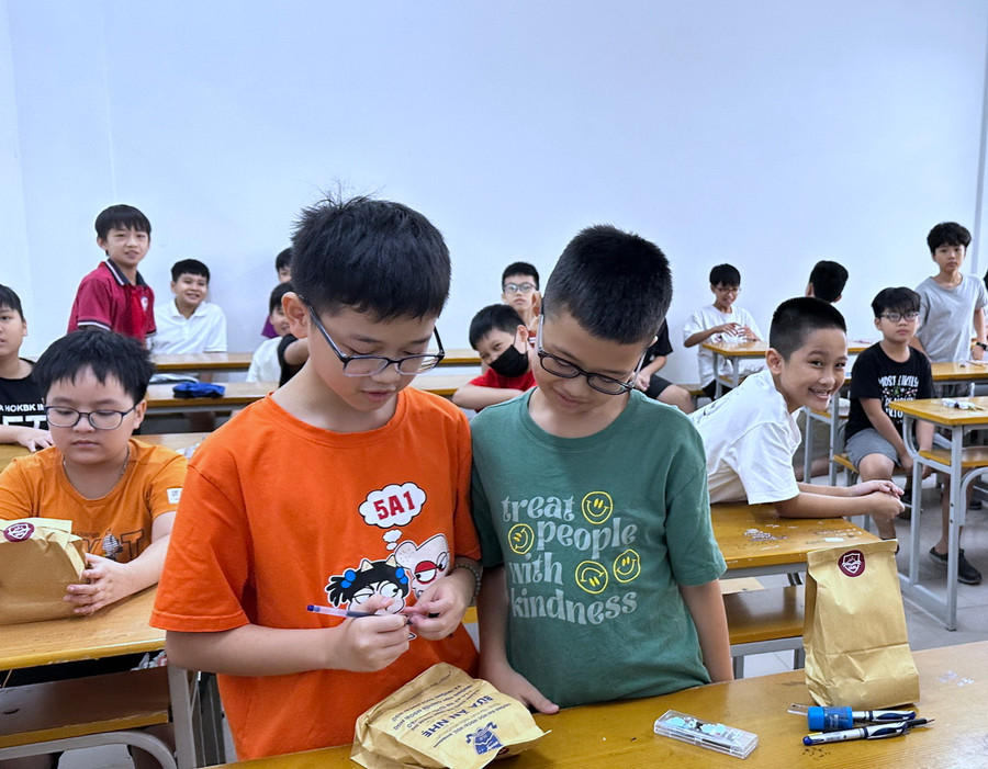 Các thí sinh tham dự kỳ đánh giá năng lực của Trường THCS Ngoại ngữ ngày 8/6.