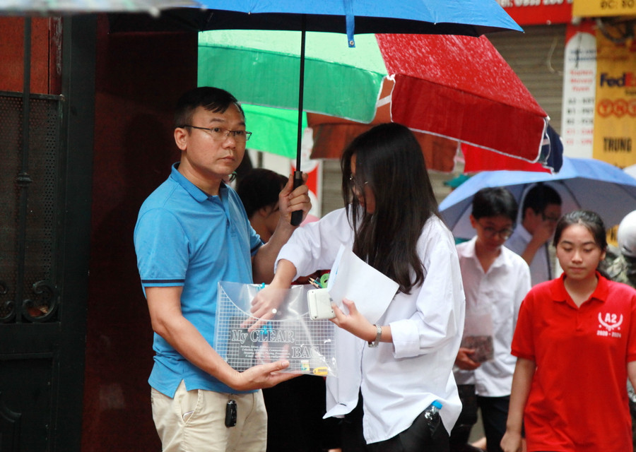 Điểm khác biệt của bài thi môn toán là phải tính toán, xử lý nhiều số liệu nên vật dụng mang vào phòng thi ở môn này cũng đa dạng hơn gồm bút viết, bút chì, thước kẻ, ê ke, tẩy và máy tính.