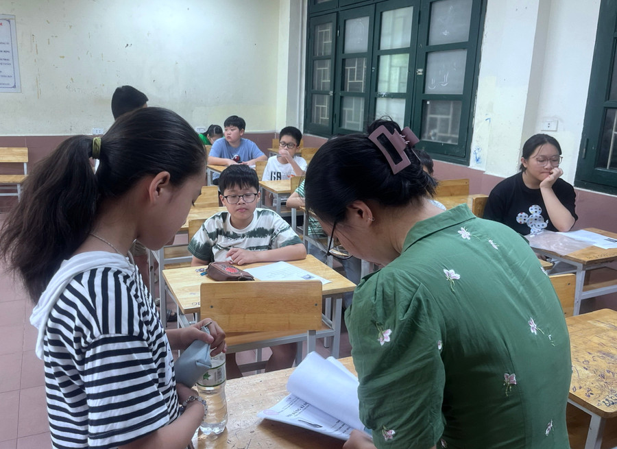 Thí sinh kiểm tra thông tin trước giờ làm bài thi.