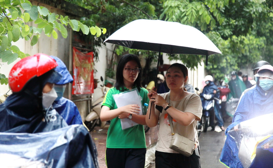 Cơn mưa kéo dài từ đêm qua đến sáng sớm nay khiến việc di chuyển của nhiều thí sinh vất vả hơn.