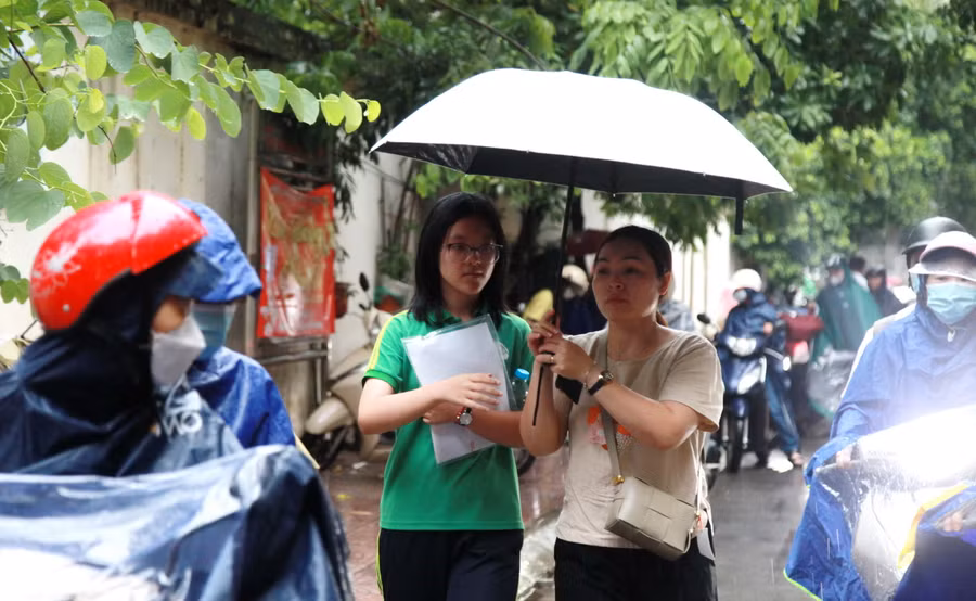 Cơn mưa kéo dài từ đêm qua đến sáng sớm nay khiến việc di chuyển của nhiều thí sinh vất vả hơn.