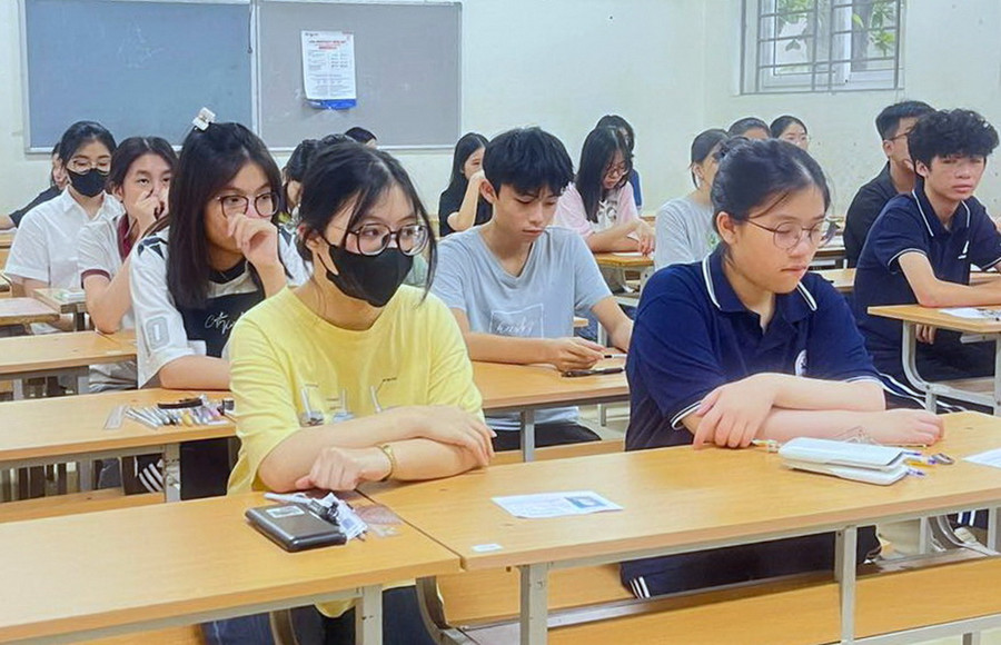 Các thí sinh trước giờ làm bài thi.