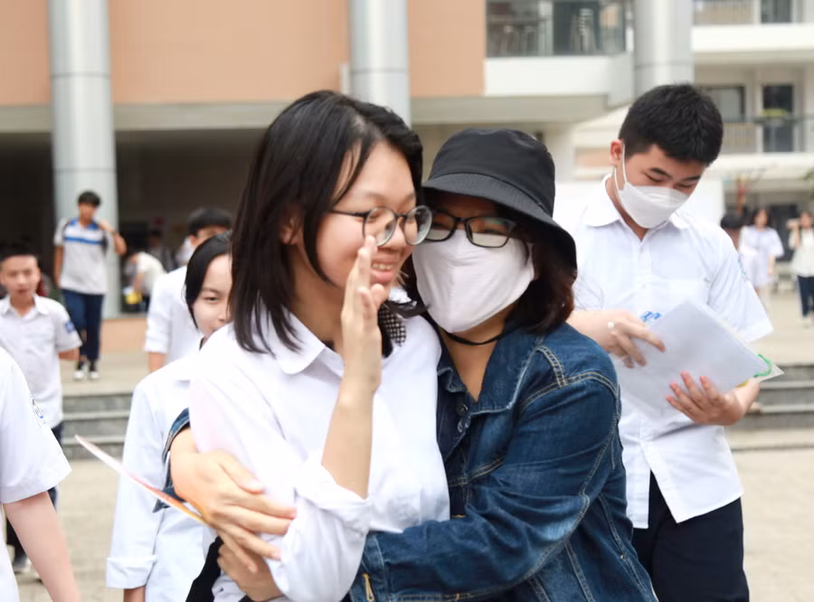 Thí sinh chia vui cùng phụ huynh khi hoàn thành tốt bài thi.