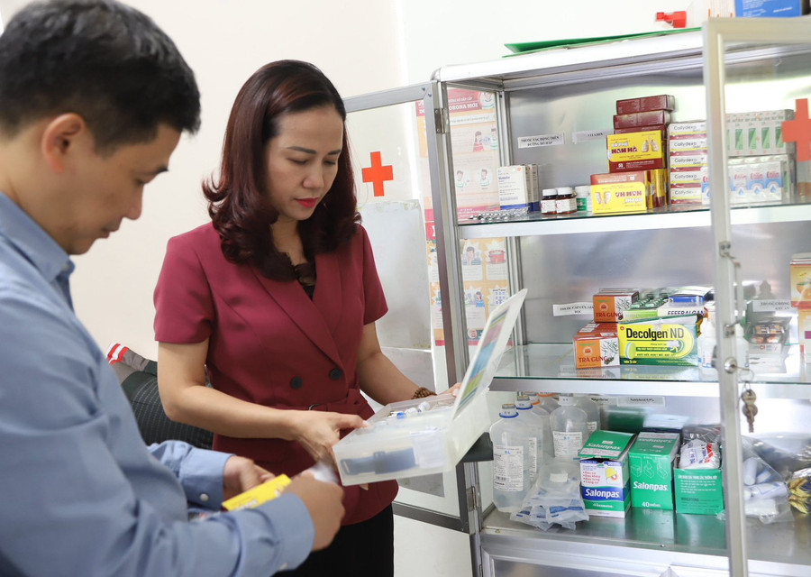 Phó GĐ Sở GD&ĐT Hà Nội Vương Hương Giang; Phó Chủ tịch Thường trực UBND quận Hoàn Kiếm Nguyễn Quốc Hoàn kiểm tra tủ thuốc, dụng cụ y tế. Phó GĐ Sở GD&ĐT Hà Nội Vương Hương Giang; Phó Chủ tịch Thường trực UBND quận Hoàn Kiếm Nguyễn Quốc Hoàn kiểm tra tủ thuốc, dụng cụ y tế.