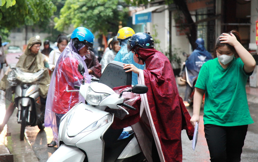 Nhưng các phụ huynh đều xem dự báo thời tiết, lường trước tình hình nên chủ động chuẩn bị đồ dùng như áo mưa, ô và cả quần áo dự phòng để dùng nếu cần.