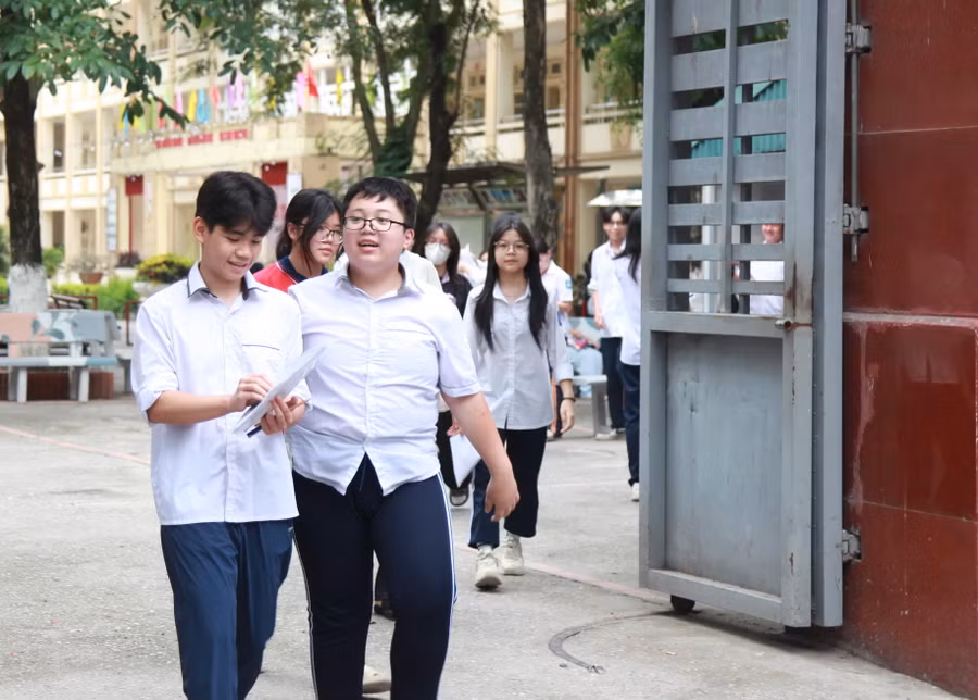 Để làm tốt các câu hỏi vận dụng - vận dụng cao, học sinh trong quá trình học cần tích lũy và mở rộng kiến thức. Có lẽ, kỳ thi này sẽ không xuất hiện nhiều điểm 10 như vài năm trước. Để làm tốt các câu hỏi vận dụng - vận dụng cao, học sinh trong quá trình học cần tích lũy và mở rộng kiến thức. Có lẽ, kỳ thi này sẽ không xuất hiện nhiều điểm 10 như vài năm trước.