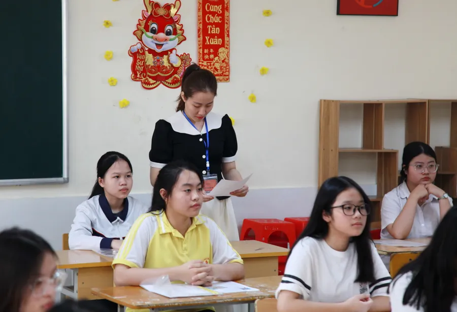 Thí sinh làm thủ tục dự thi tại điểm thi Trường THCS Lĩnh Nam, quận Hoàng Mai.