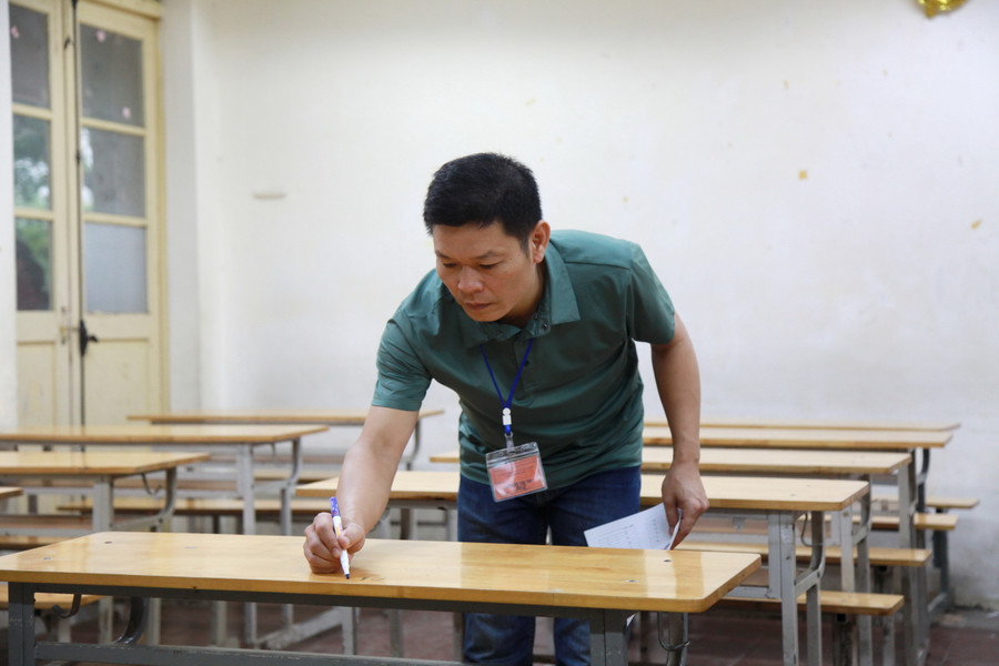 Công tác phổ biến quy chế thi, kiểm tra, kiểm soát vật dụng của thí sinh trước khi vào phòng thi vẫn cần được cán bộ coi thi coi trọng và đẩy mạnh hơn