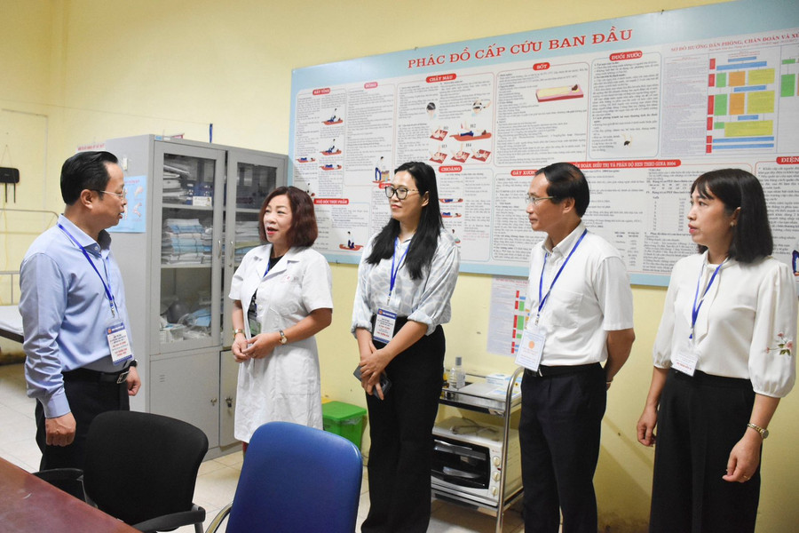 Đoàn công tác kiểm tra phòng y tế tại điểm thi. Đoàn công tác kiểm tra phòng y tế tại điểm thi.