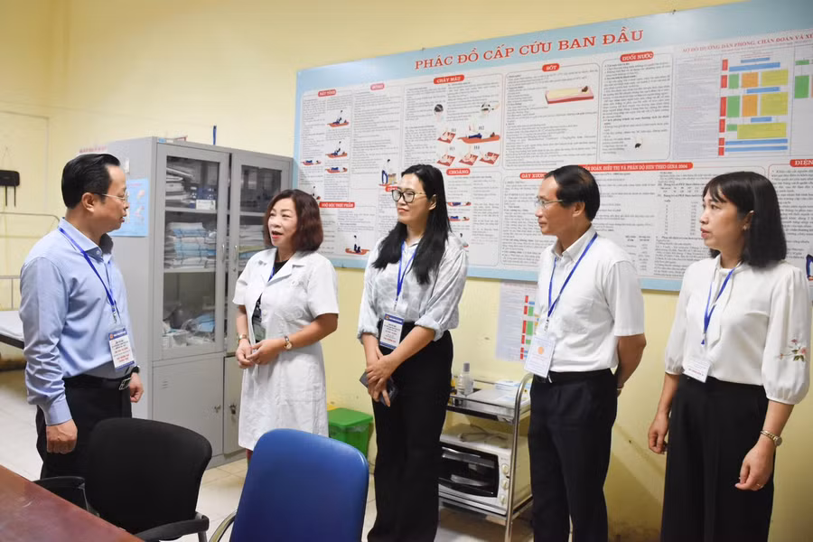 Đoàn công tác kiểm tra phòng y tế tại điểm thi.