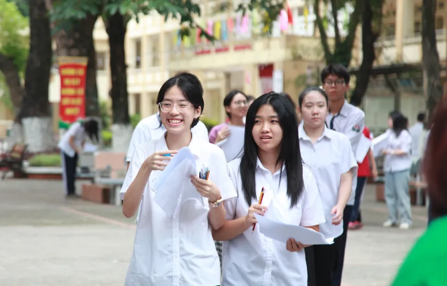 Nụ cười của thí sinh sau khi kết thúc ngày thi đầu tiên kỳ thi vào lớp 10 tại Hà Nội.