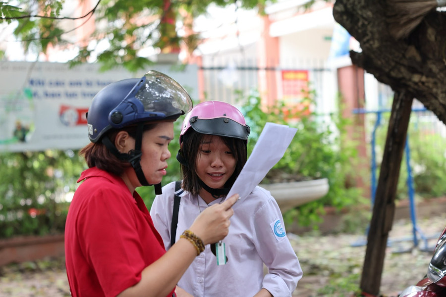 Thí sinh chia sẻ niềm vui làm tốt bài thi với mẹ.