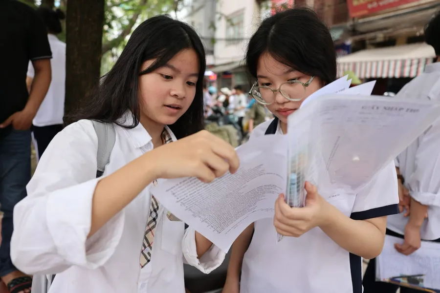 Học sinh dự thi vào lớp 10 tại Hà Nội.
