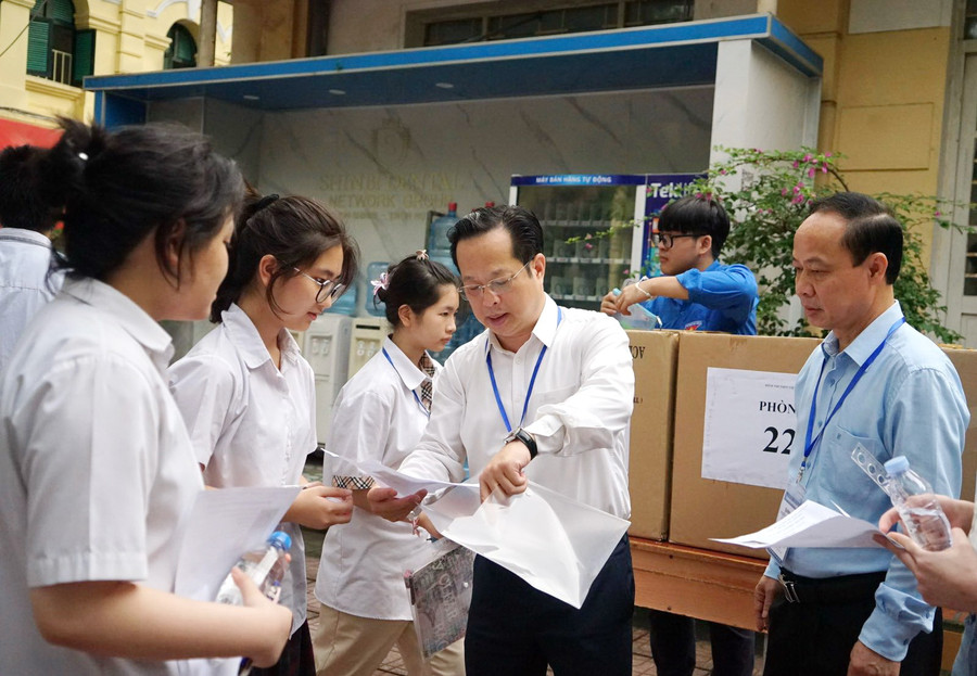 Giám đốc Sở GD&ĐT Hà Nội Trần Thế Cương kiểm tra nơi bảo quản vật dụng, tư trang của thí sinh. Giám đốc Sở GD&ĐT Hà Nội Trần Thế Cương kiểm tra nơi bảo quản vật dụng, tư trang của thí sinh.